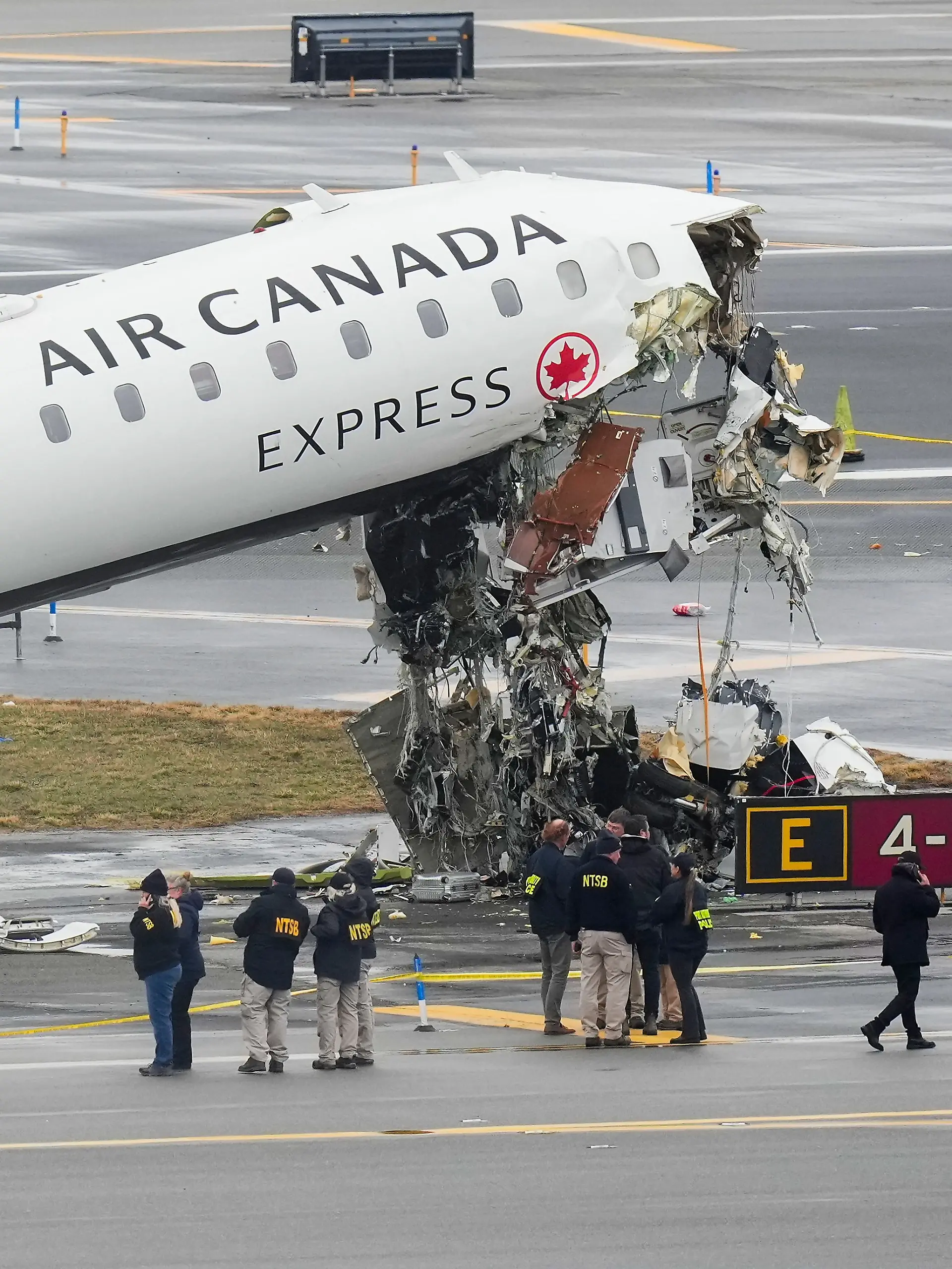 Experten des National Transportation Safety Board untersuchen das verunglückte Flugzeug von Air Canada auf dem New Yorker Flughafen LaGuardia