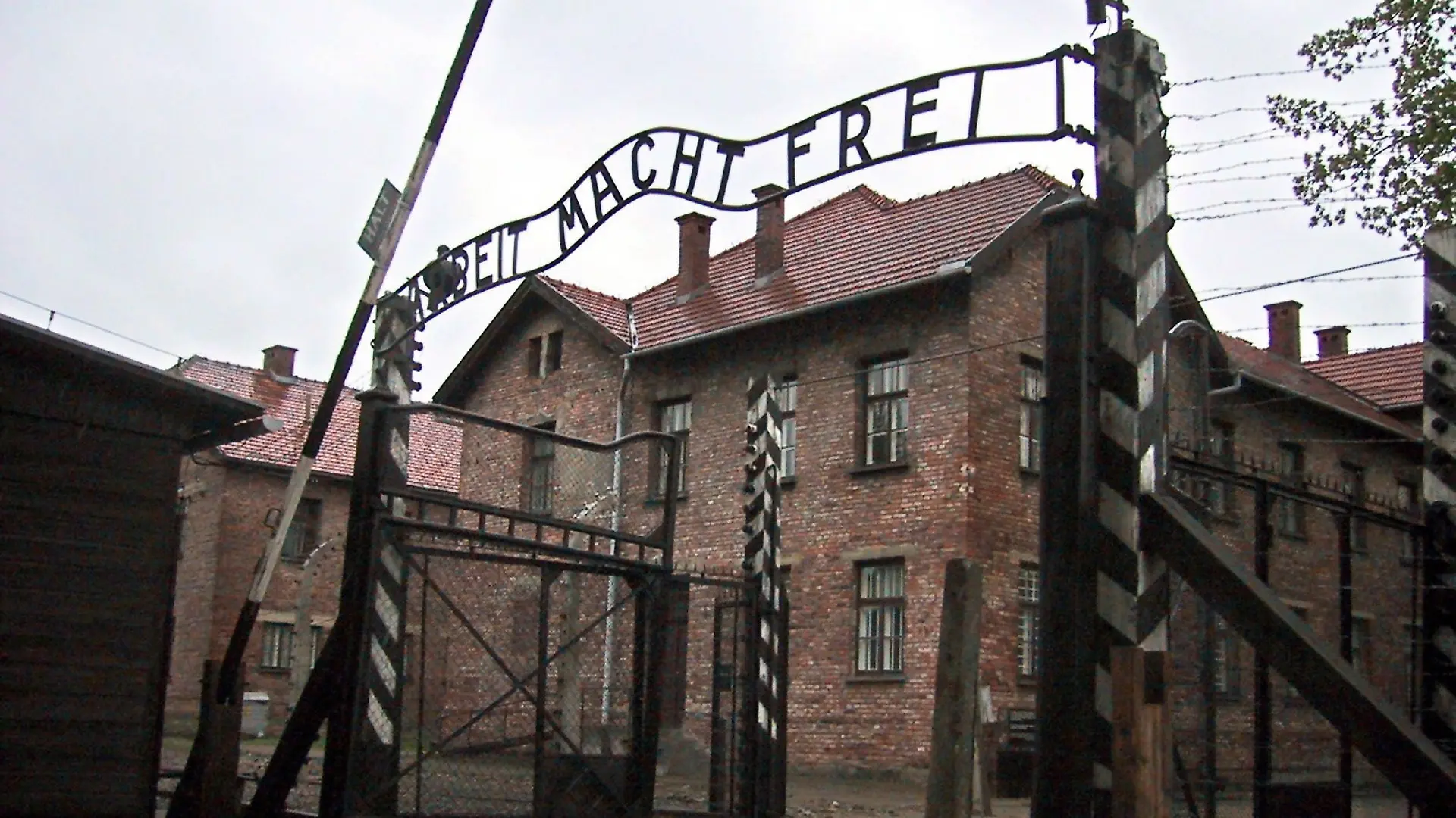 Der Täter aus Bayern kopierte für sein Holz-Modell das Original-Tor von Auschwitz.