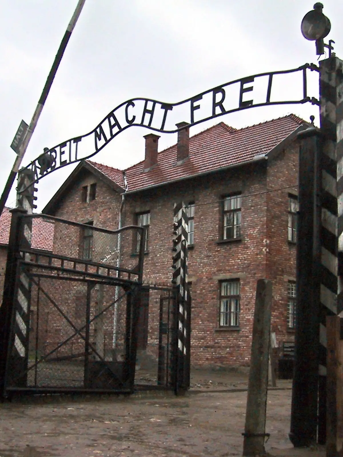 Der Täter aus Bayern kopierte für sein Holz-Modell das Original-Tor von Auschwitz. 