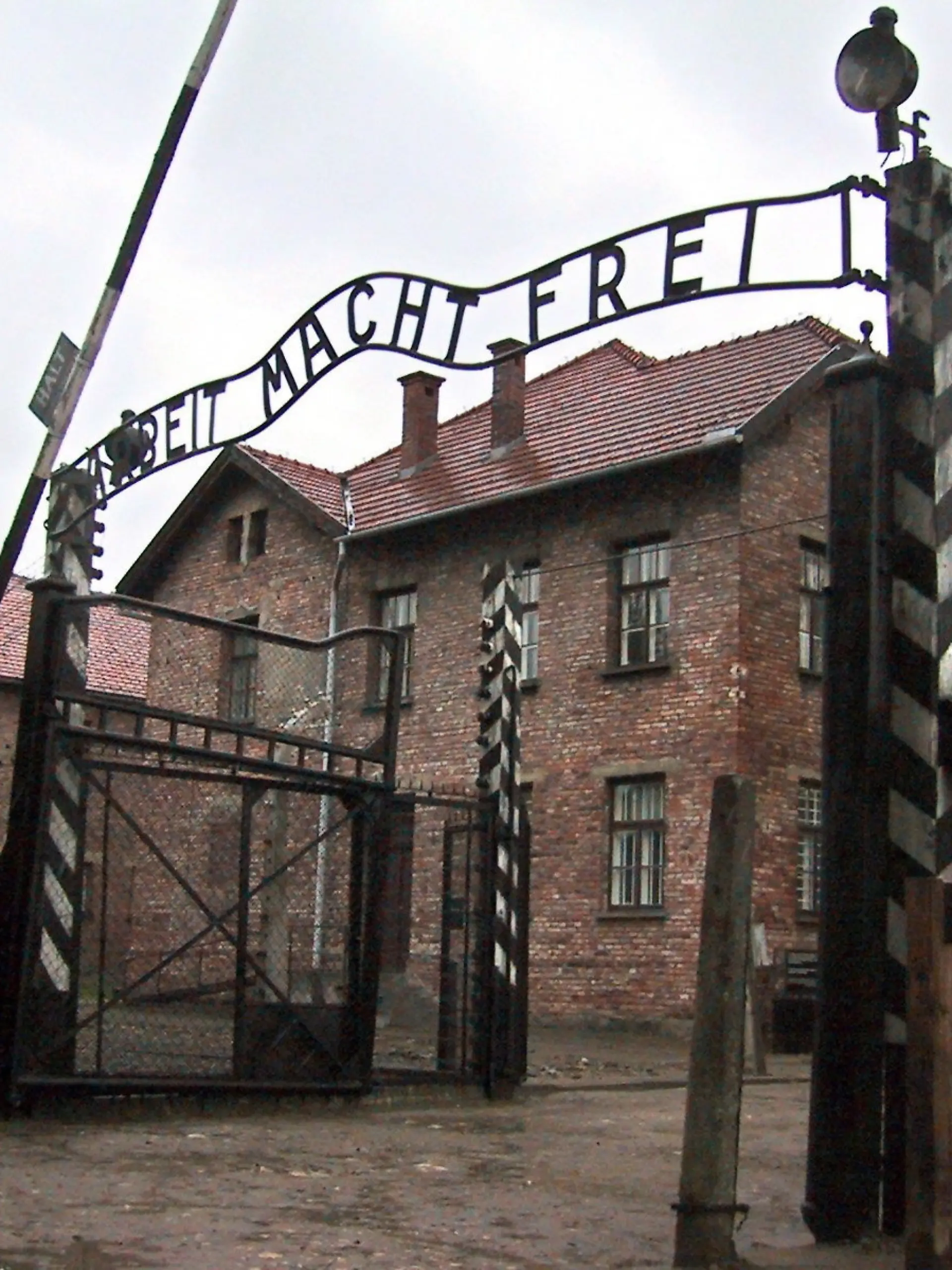 Der Täter aus Bayern kopierte für sein Holz-Modell das Original-Tor von Auschwitz.