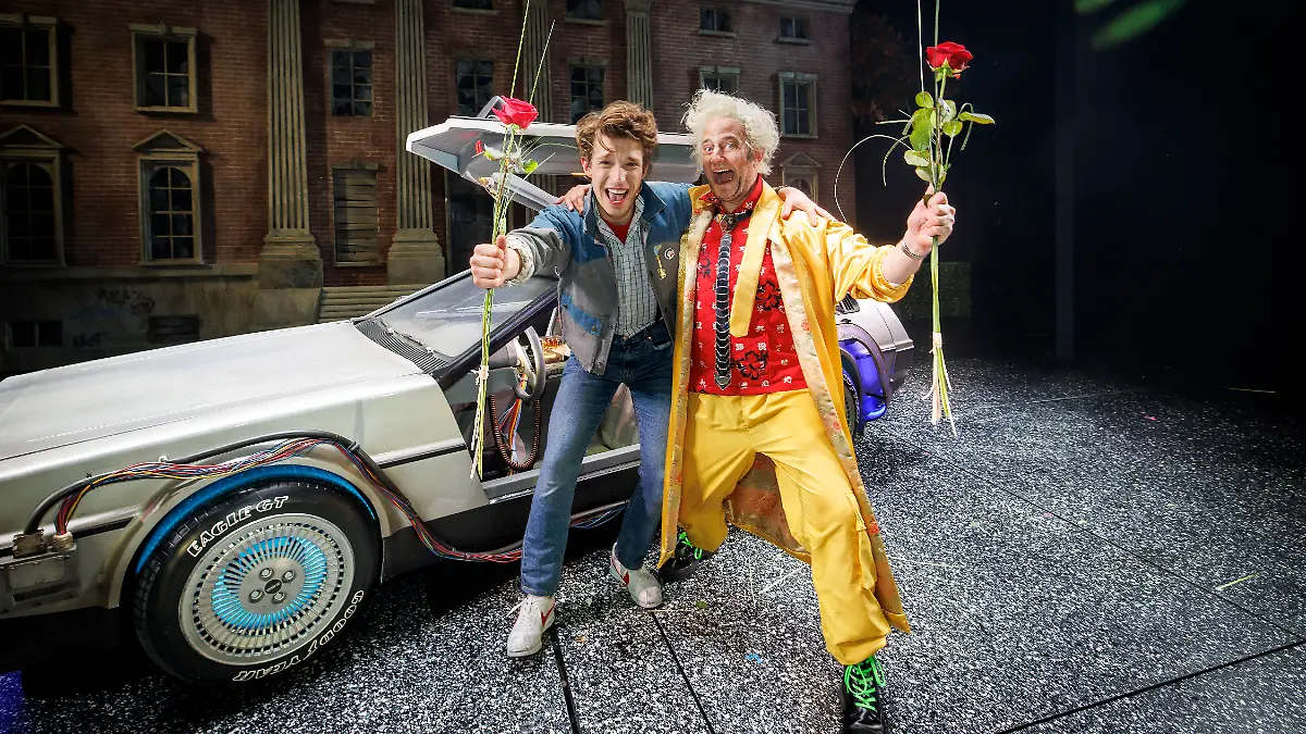 Raphael Groß (links) spielt Marty McFly, Jan Kersjes Doc Brown. Nach der Musical-Premire von „Zurück in die Zukunft” am 22. März 2026 im Hamburger Operettenhaus gab es Rosen für die Darsteller.