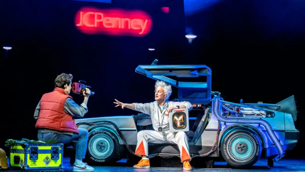 Marty McFly (gespielt von Raphael Groß) filmt Doc Brown (Jan Kersjes)