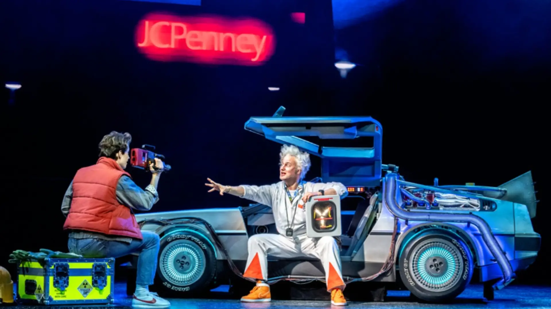 Marty McFly (gespielt von Raphael Groß) filmt Doc Brown (Jan Kersjes)