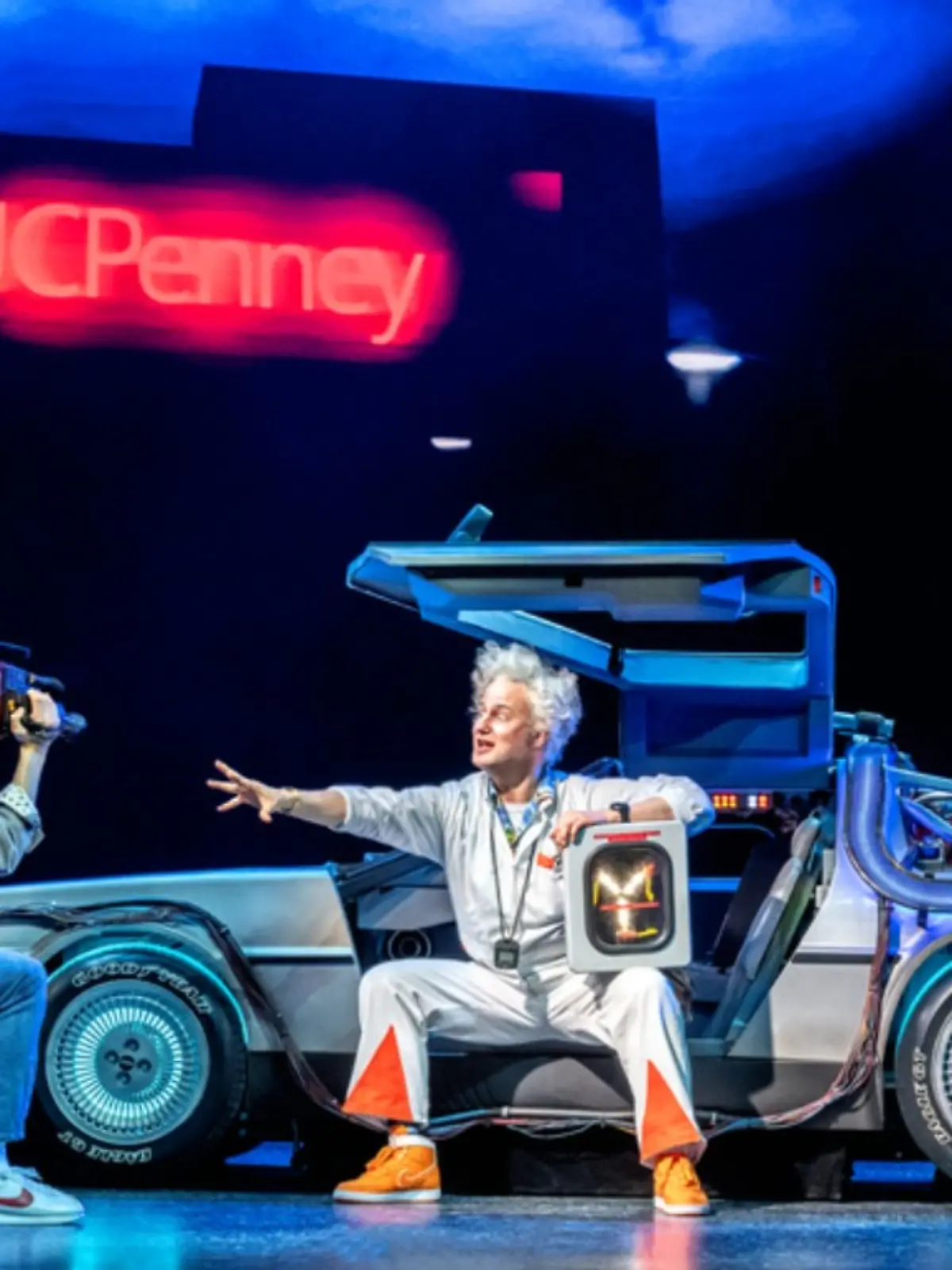 Marty McFly (gespielt von Raphael Groß) filmt Doc Brown (Jan Kersjes)