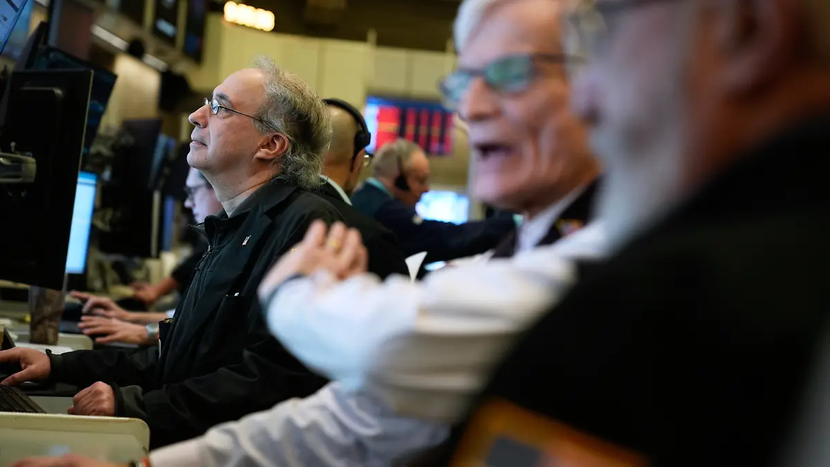 Händler arbeiten auf dem Parkett der New York Stock Exchange. Der Krieg mit dem Iran ließ die Ölpreise stark steigen. +++ dpa-Bildfunk +++