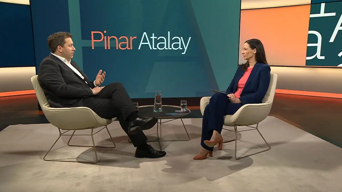 Pinar Atalay interviewt Lars Klingbeil 