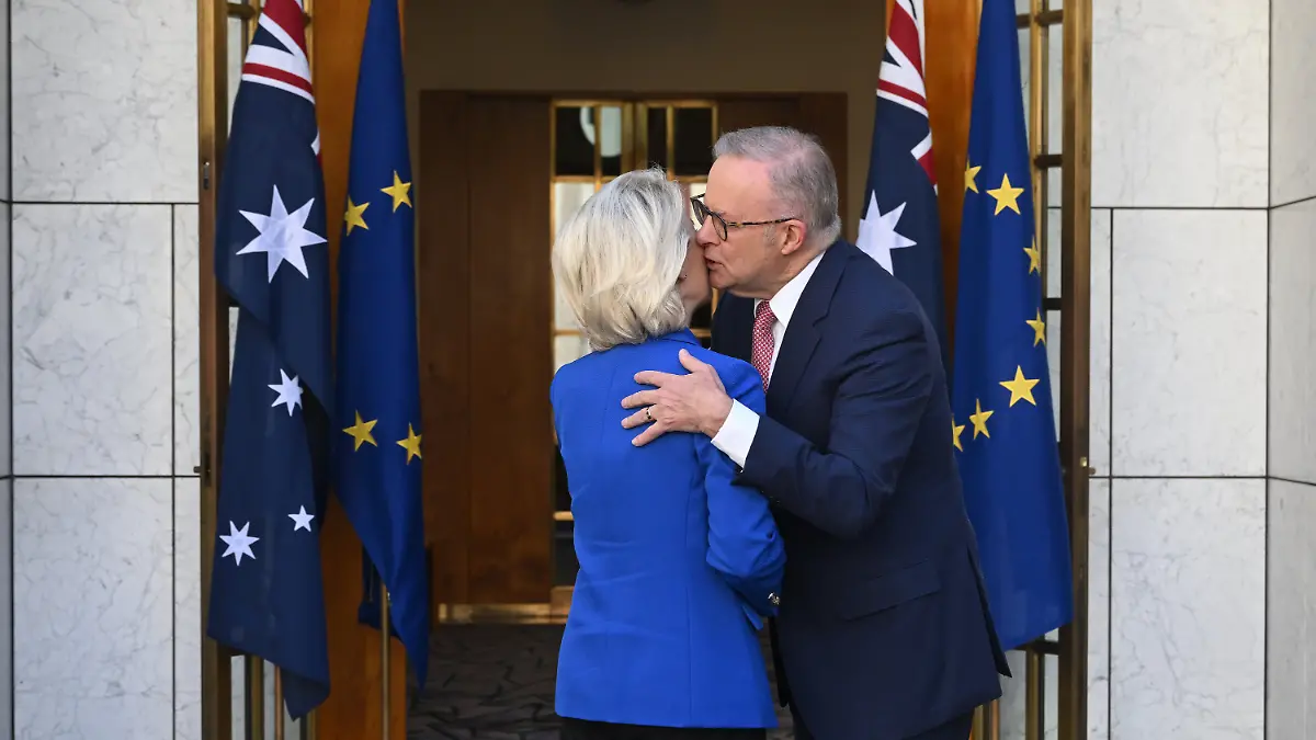 24.03.2026, Australien, Canberra: Ursula von der Leyen, Präsidentin der Europäischen Kommission, wird vom australischen Premierminister Anthony Albanese während eines Besuchs in Australien im Parlamentsgebäude begrüßt. Foto: Lukas Coch/AAP/dpa +++ dpa-Bildfunk +++