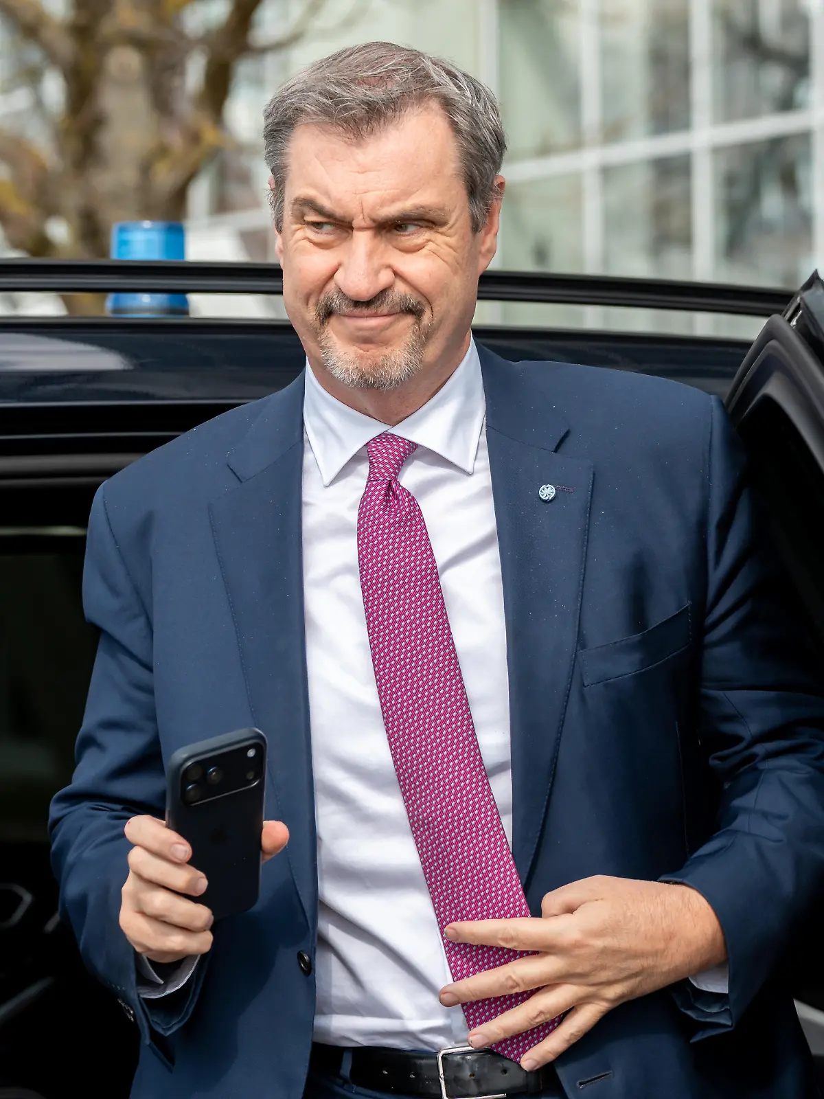 100 Jahre Jubiläum der Lufthansa Group am Flughafen München. Dr. Markus Söder (Ministerpräsident Bayern, CSU) steigt aus dem Auto mit seinem Smartphone, Handy in der Hand