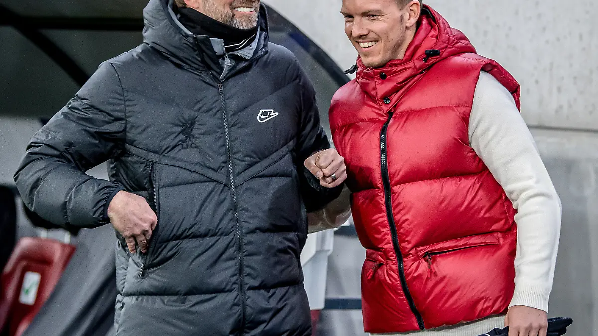 Liverpools Coach Juergen Klopp und Leipzigs Trainer Julian Nagelsmann stehen zusammen und unterhalten sich / UEFA Champions League Achtelfinale, Rueckspiel / FC Liverpool - RB Leipzig 2:0 / 10.03.2021, Puskas Arena in Budapest (Ungarn). Foto: motivio