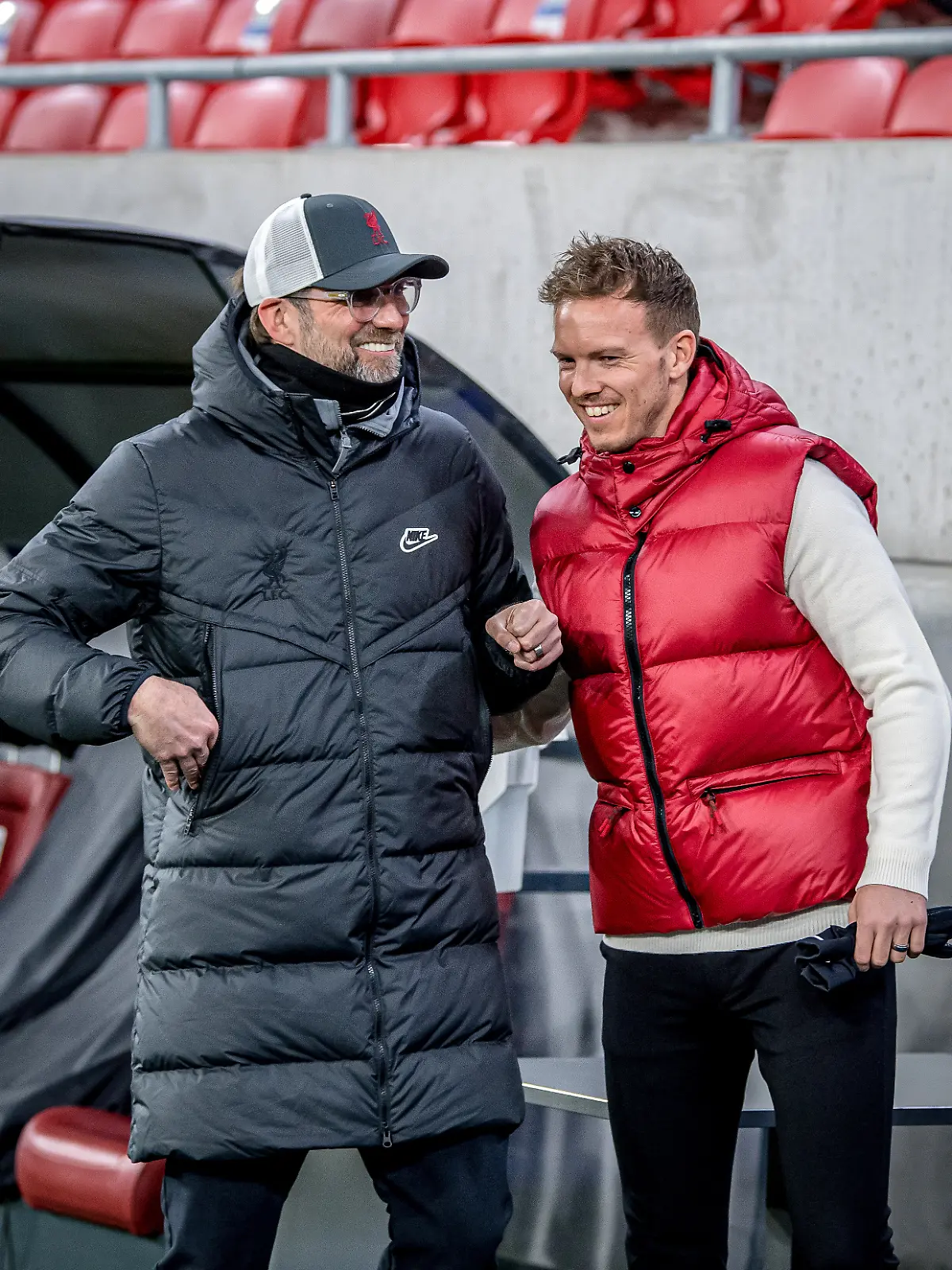 Liverpools Coach Juergen Klopp und Leipzigs Trainer Julian Nagelsmann stehen zusammen und unterhalten sich / UEFA Champions League Achtelfinale, Rueckspiel / FC Liverpool - RB Leipzig 2:0 / 10.03.2021, Puskas Arena in Budapest (Ungarn). Foto: motivio