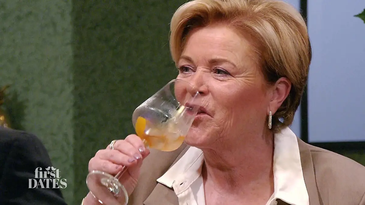 Peter ist hin und weg von Ilona – und bei Wein und Essen stimmt es auch Genießer unter sich