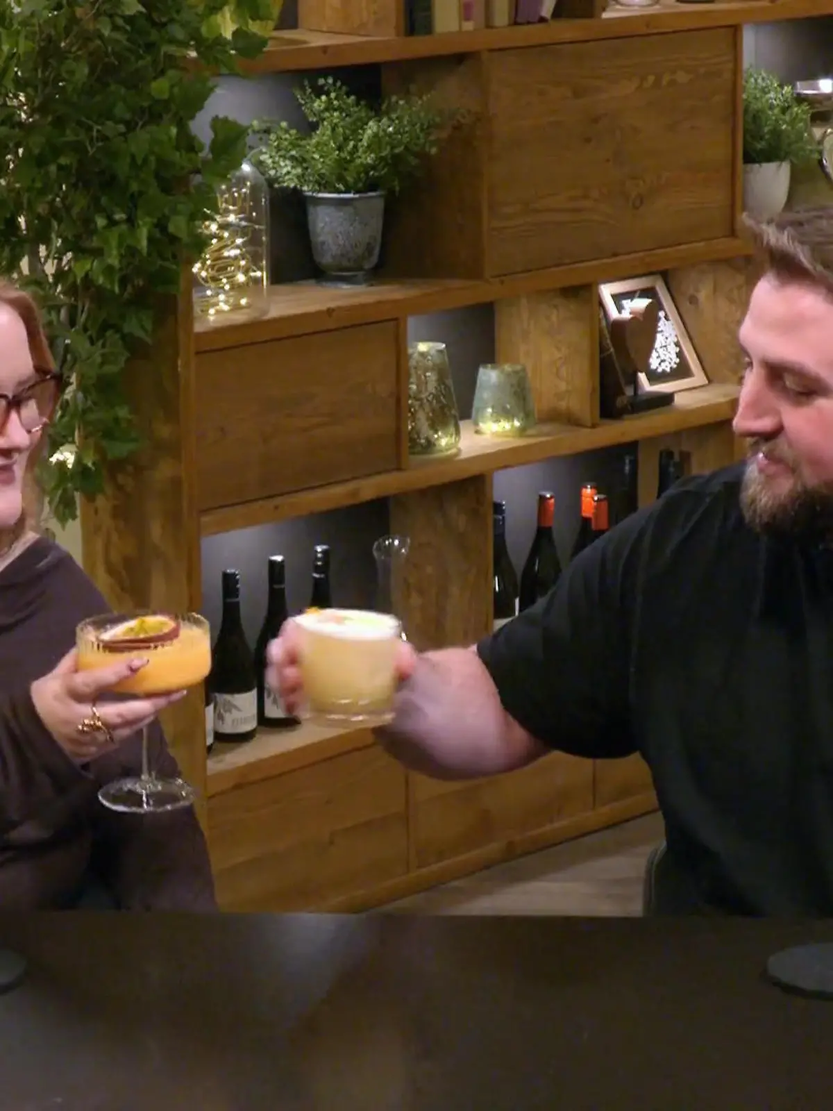 Bild zu: "Sarah trifft nicht oft jemanden – kann Leon sie diesmal überraschen?"