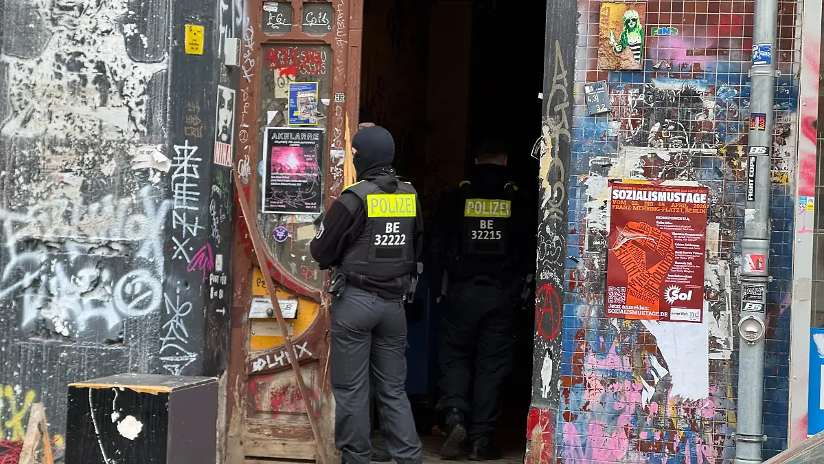 Polizei ist im Einsatz in einem Gebäude im Stadtteil Wedding. Ein halbes Jahr nach einem Brandanschlag auf die Stromversorgung des Berliner Technologieparks Adlershof hat die Polizei eine Razzia gegen Verdächtige gestartet.