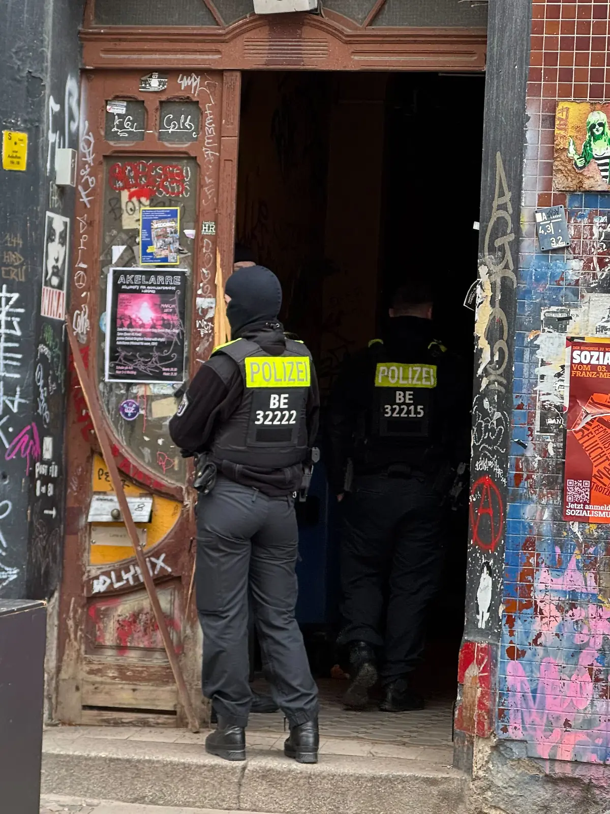 Polizei ist im Einsatz in einem Gebäude im Stadtteil Wedding. Ein halbes Jahr nach einem Brandanschlag auf die Stromversorgung des Berliner Technologieparks Adlershof hat die Polizei eine Razzia gegen Verdächtige gestartet.