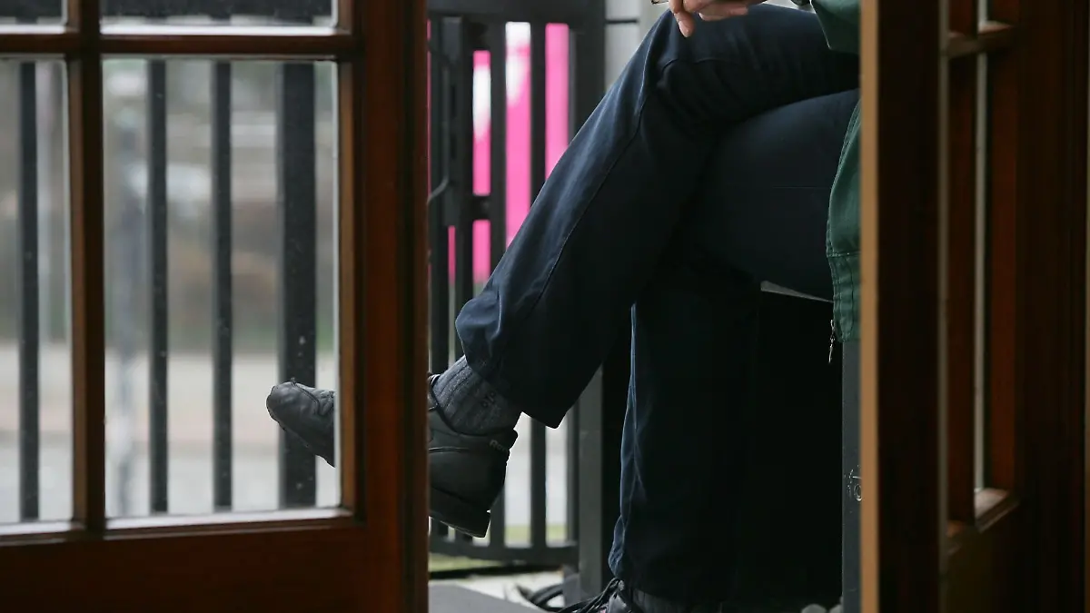 Auf dem Balkon rauchen? Fühlen sich Nachbarn davon zurecht gestört, können dem Raucher zum Beispiel zeitliche Grenzen gesteckt werden. 