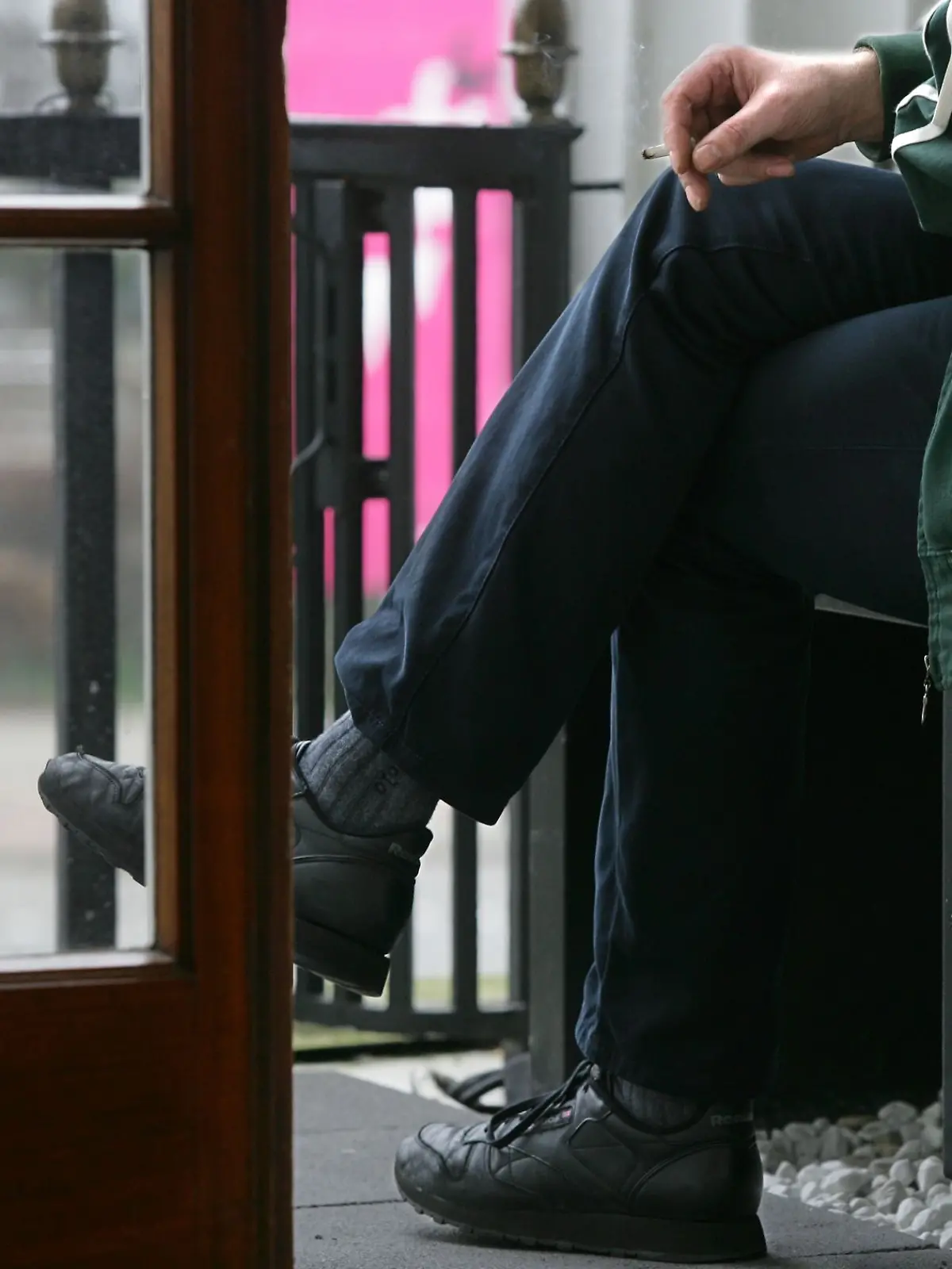 Auf dem Balkon rauchen? Fühlen sich Nachbarn davon zurecht gestört, können dem Raucher zum Beispiel zeitliche Grenzen gesteckt werden. 