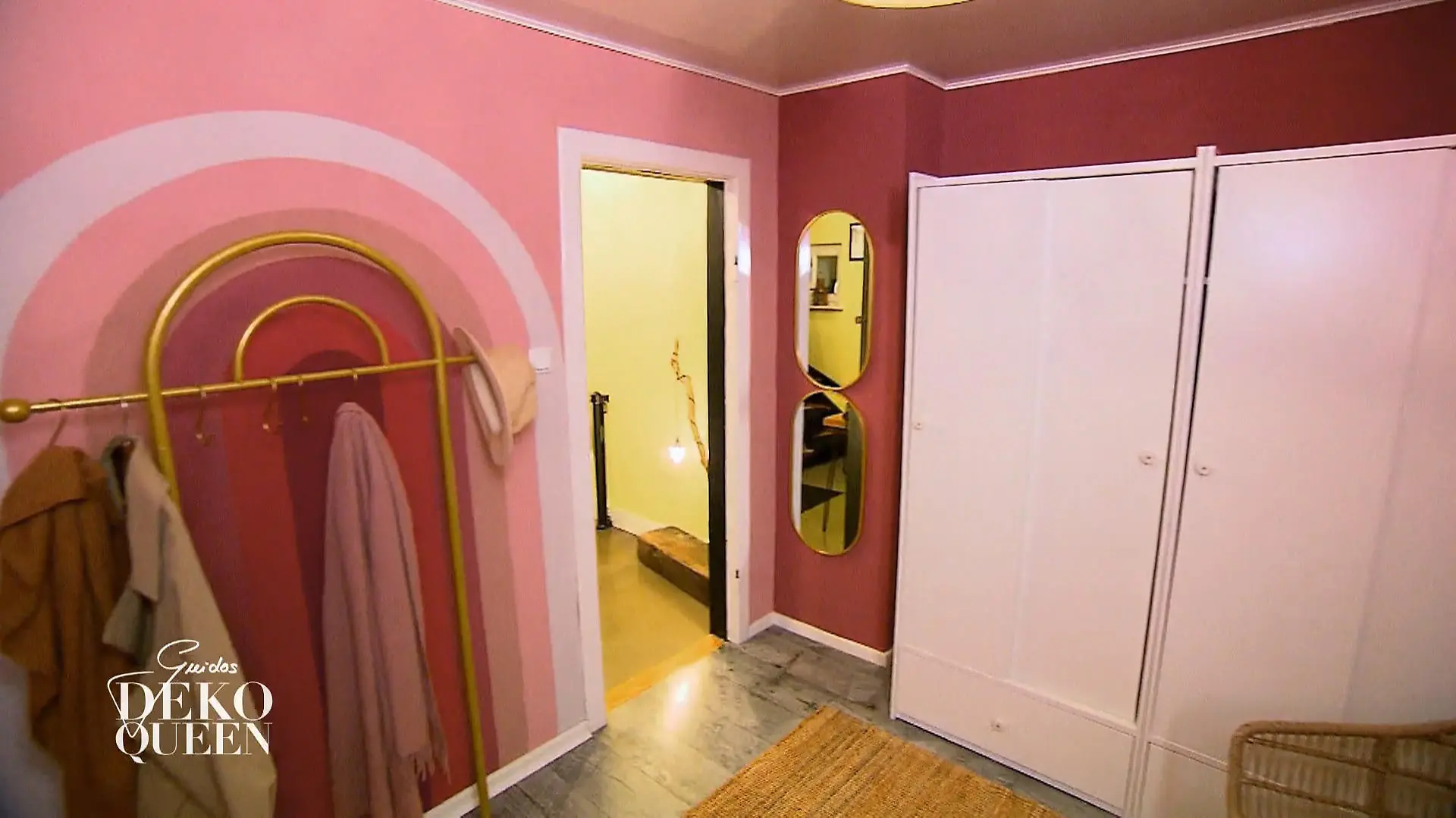 Guidos Deko Queen: Neu gestaltetes Zimmer mit rot gestrichenen Wänden, einem weißen Kleiderschrank, Spiegeln und einem goldenen Garderobenständer