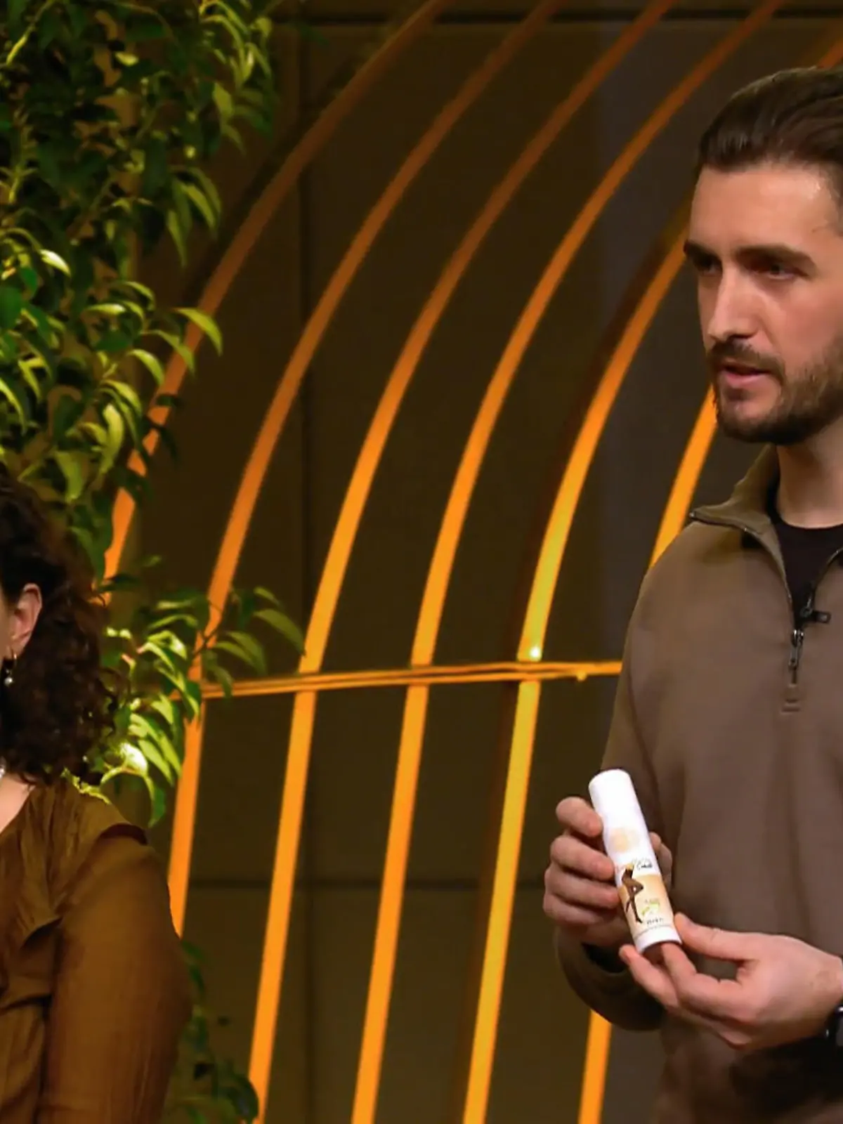 Bild zu: "Nylam will das Strumpfhosen-Problem lösen – aber überzeugt ein Spray die Löwen?"