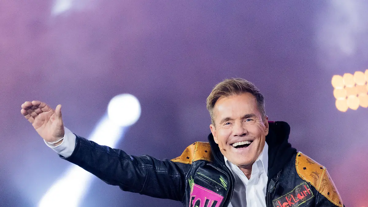 Dieter Bohlen winkt auf der Bühne.