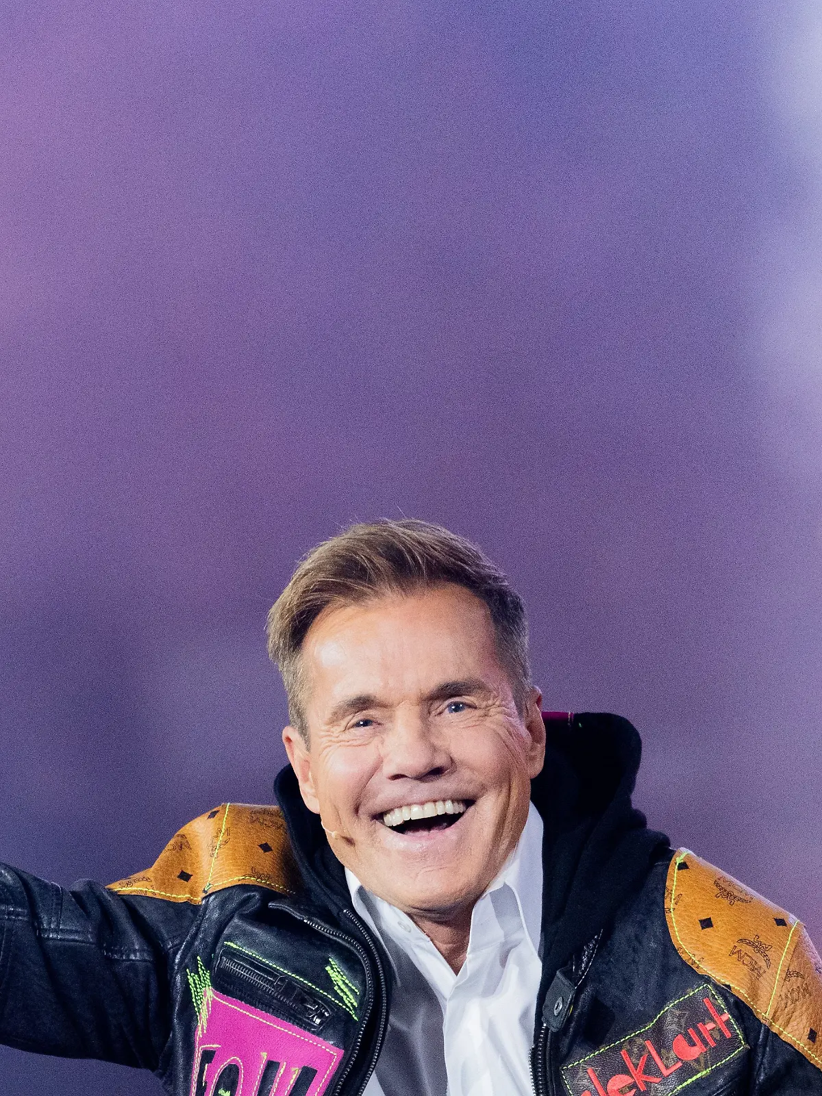 Dieter Bohlen winkt auf der Bühne.