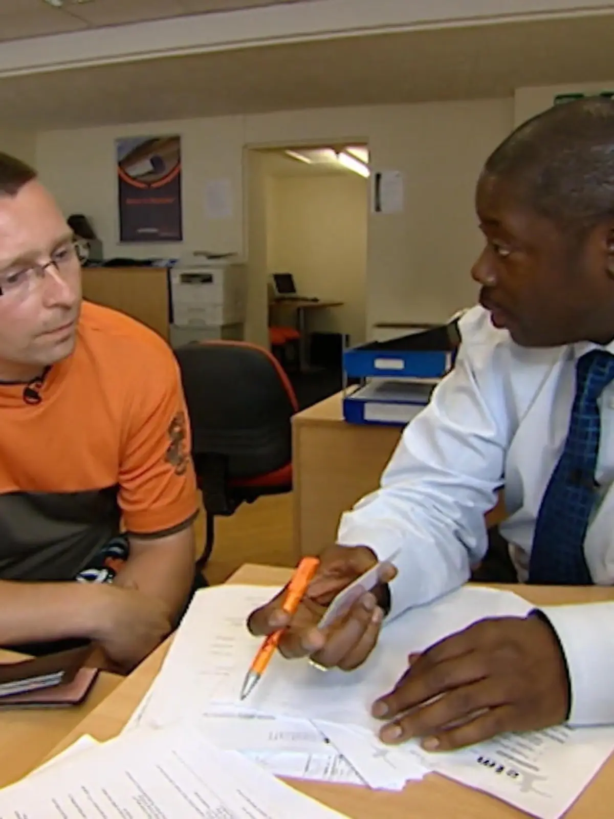 Bild zu: "Für Peer beginnt in Coventry sofort der Ernst des Lebens – findet er einen Job?"