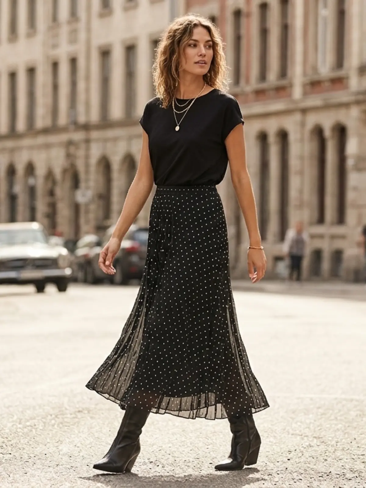 Frau trägt einen Rock von Bonprix.