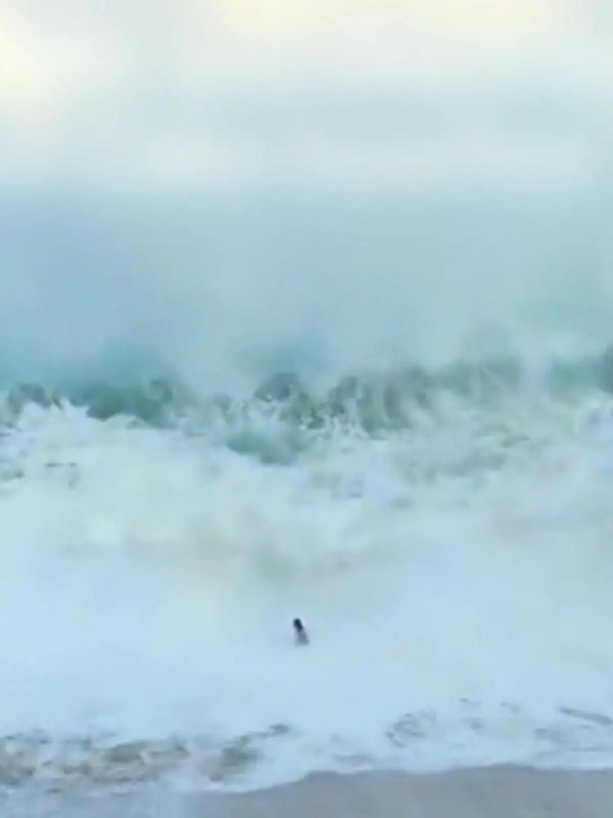 Bild zu: "Schwimmer plötzlich in absoluter Lebensgefahr! Riesenwellen verschlucken Mann"