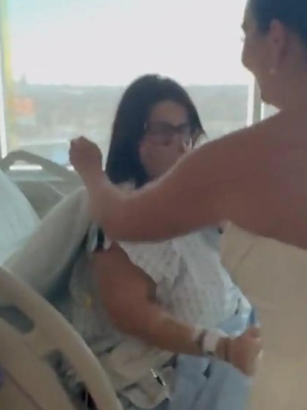 Bild zu: "Trauzeugin in den Wehen! Braut Skye verlegt ihre Hochzeit ans Krankenbett"