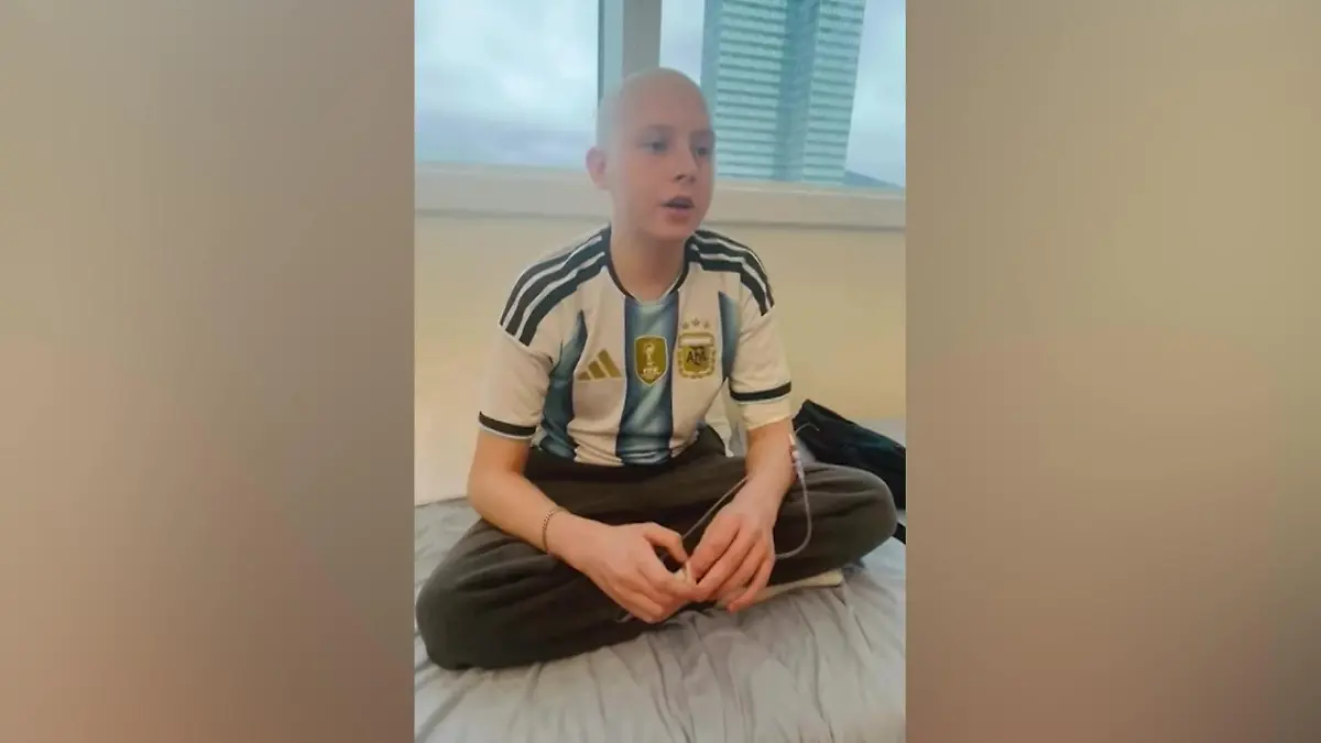 Ärzte glauben nur an einen Virus – dann bekommt Kit (16) die Horror-Diagnose! Plötzlich hat er „quälende Rückenschmerzen“ 