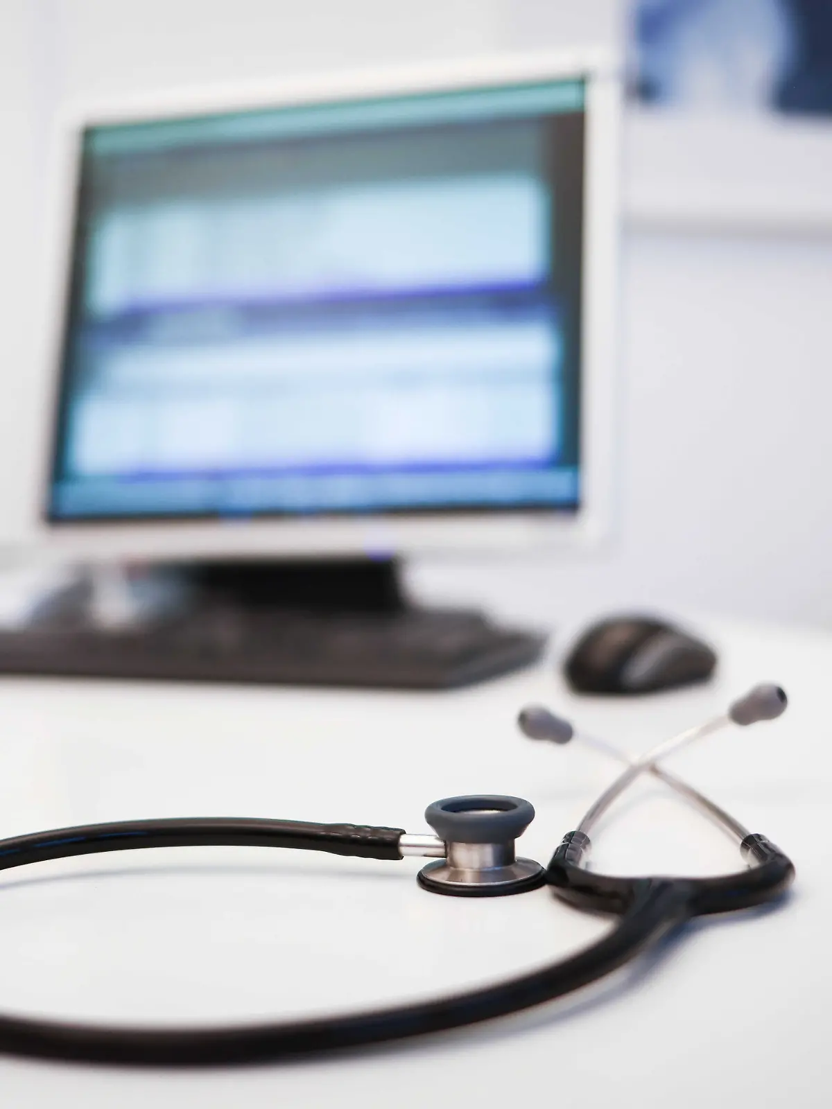 Ein Stethoskop liegt auf dem Tisch in einem Untersuchungszimmer bei einem Arzt.