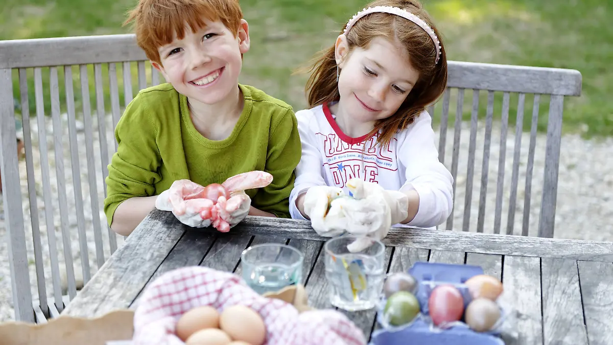 Kinder färben Ostereier