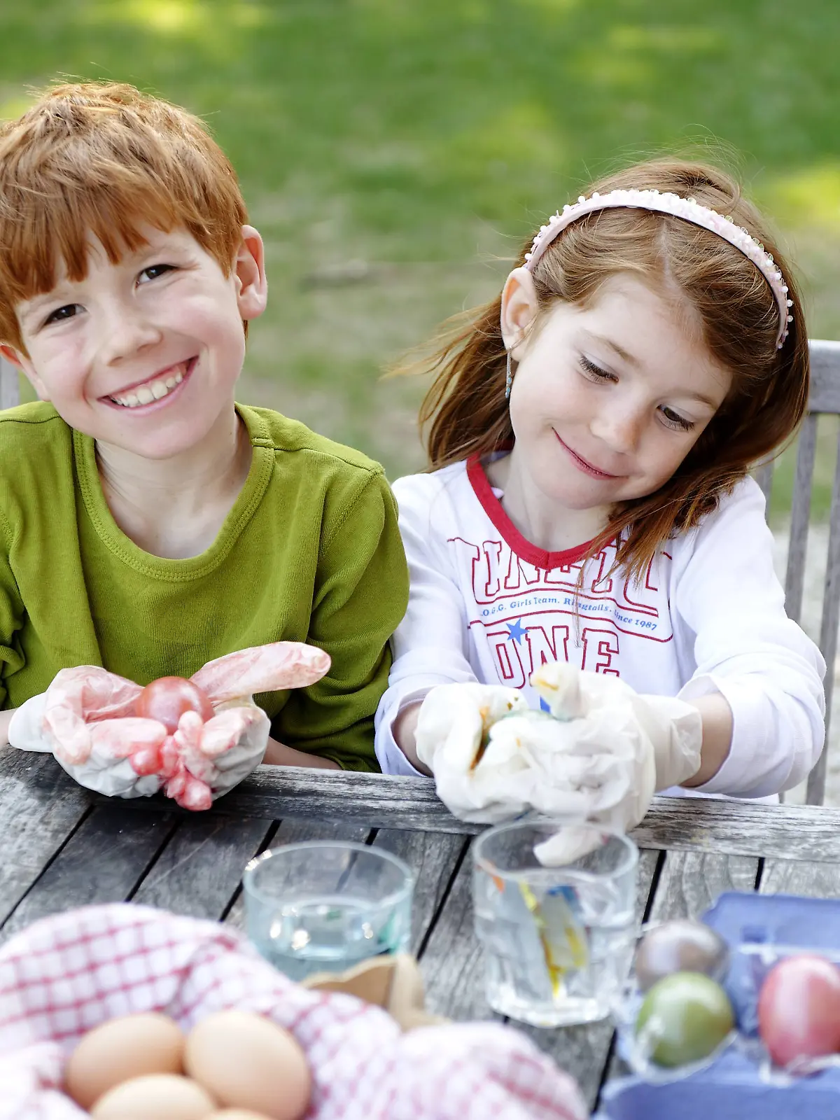 Kinder färben Ostereier