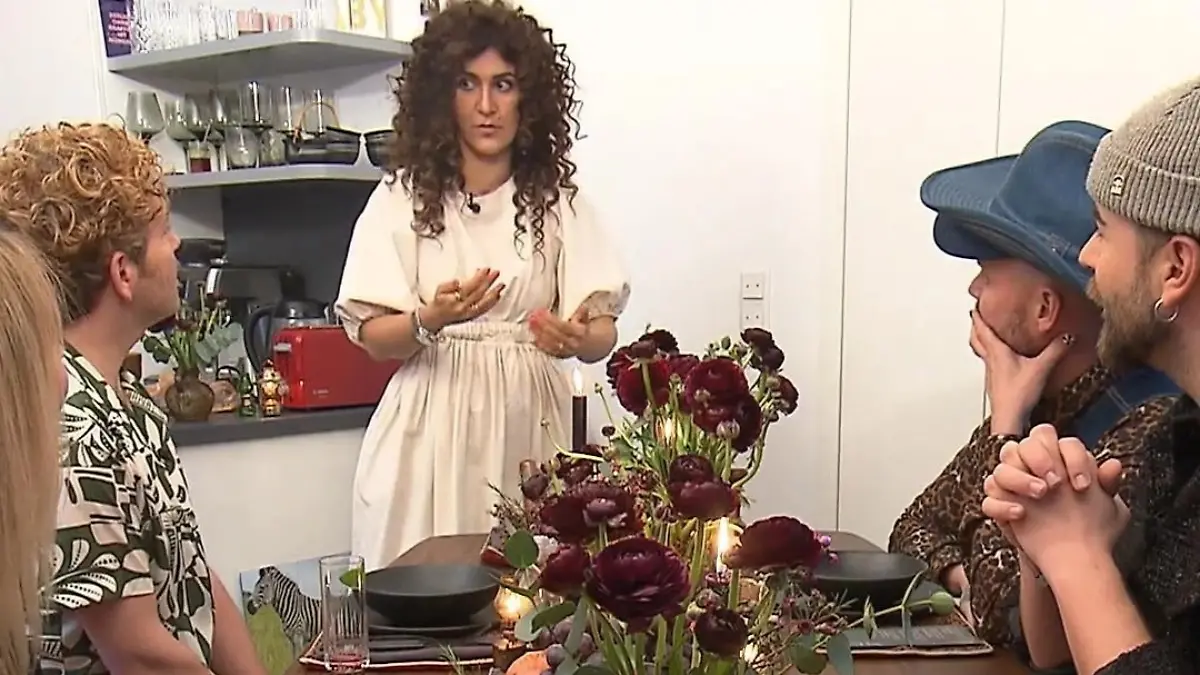 Api erklärt ihren Gästen das Prinzip „Sofreh”