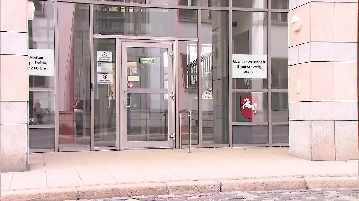 Wegen Wiederholungsgefahr erwirkt die Staatsanwaltschaft Haftbefehle – die Beschuldigten sitzen ab sofort in U-Haft.