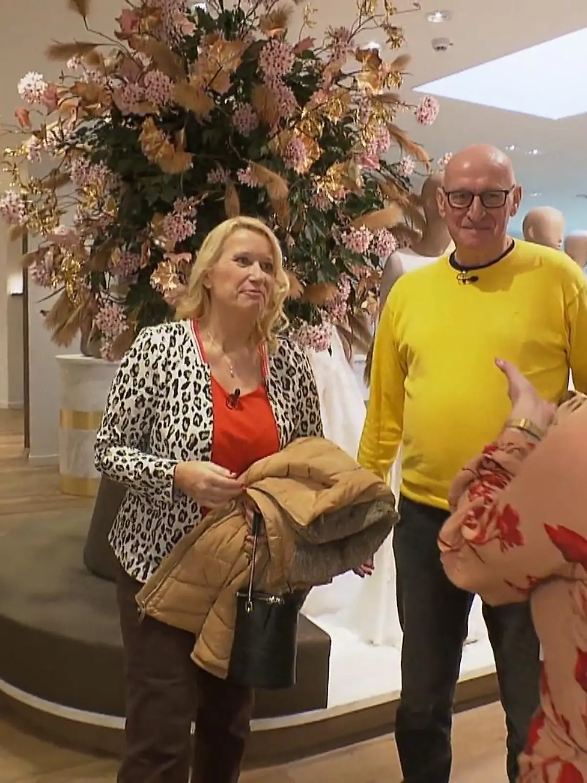 Bild zu: "Veronika hat ihren Verlobten bei der Anprobe dabei"