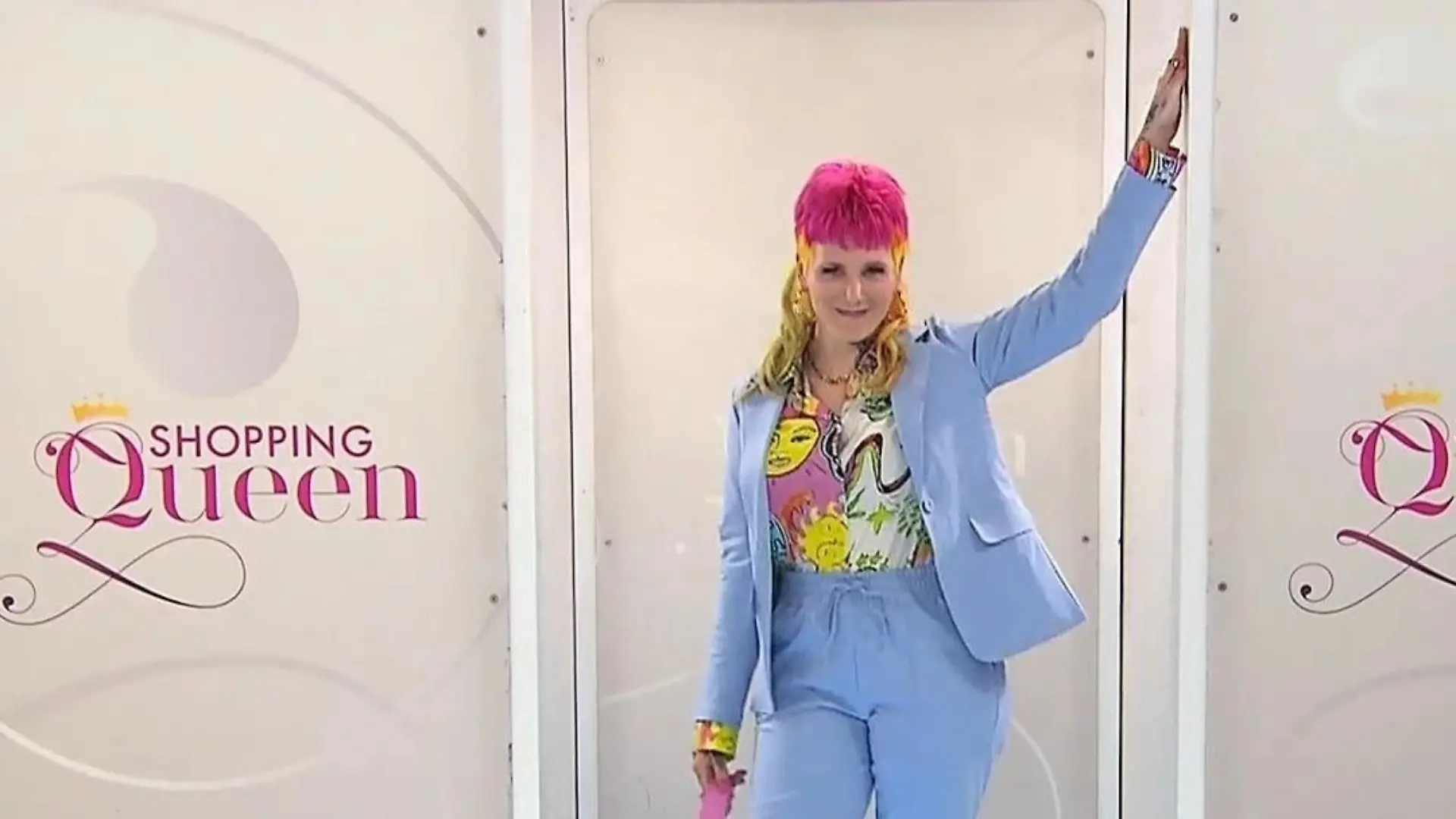 Jennifers Outfit: Ein hellblauen Anzug, den sie mit pinken Sneakern kombiniert.