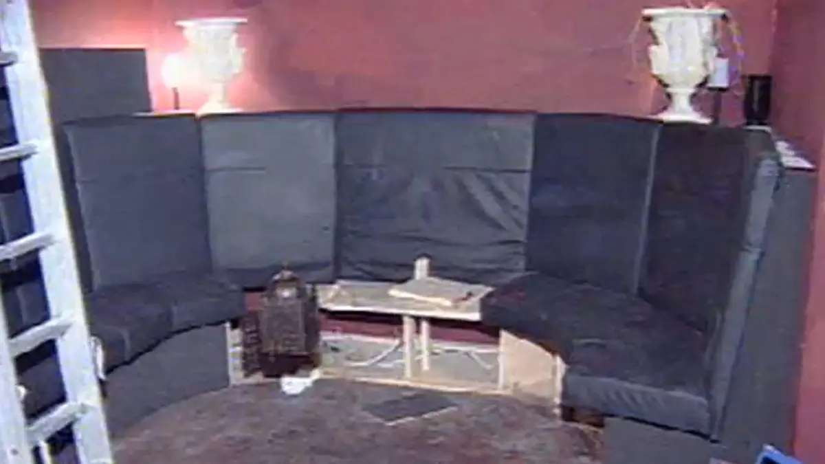 Das Sofa ist teilweise zerfetzt. Der Attentäter hatte die Handgranate in dem Möbelstück versteckt.