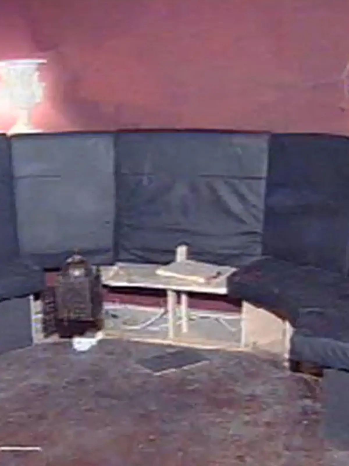 Das Sofa ist teilweise zerfetzt. Der Attentäter hatte die Handgranate in dem Möbelstück versteckt.