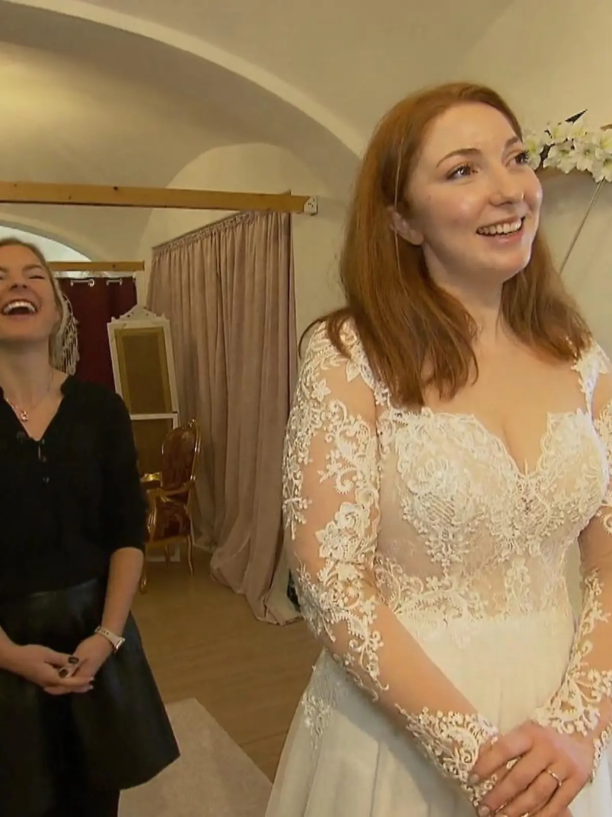 Bild zu: "Lange Ärmel und tiefer Ausschnitt?"