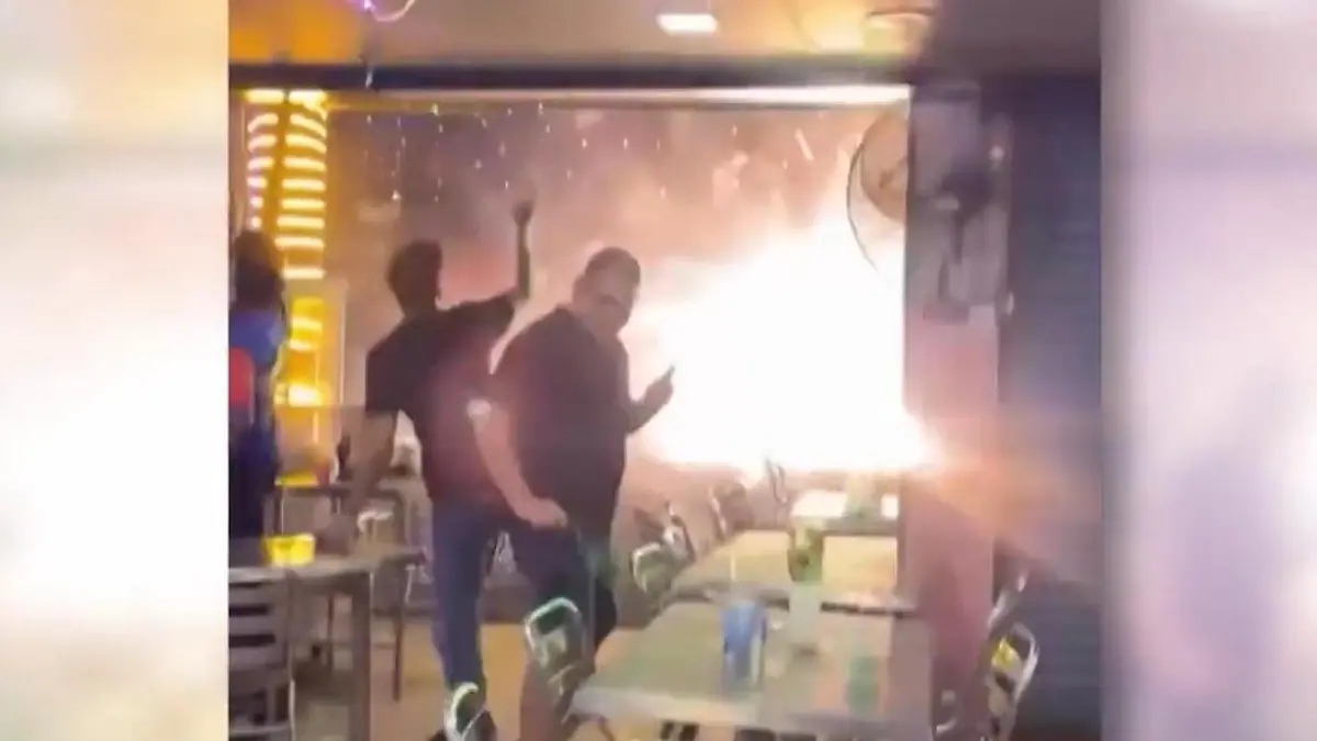 Feuerwerksstand explodiert! Raketen sorgen für Chaos in Restaurant Die Mitarbeiter flüchten