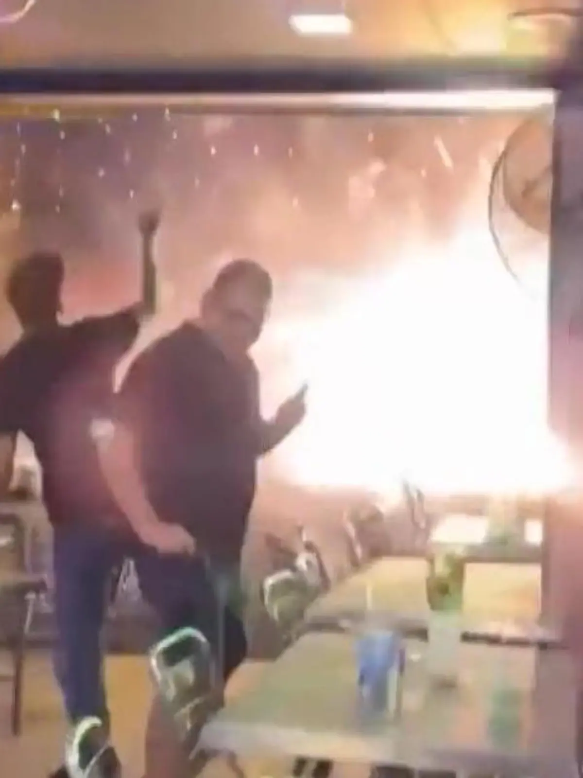 Bild zu: "Feuerwerksstand explodiert! Raketen sorgen für Chaos in Restaurant"