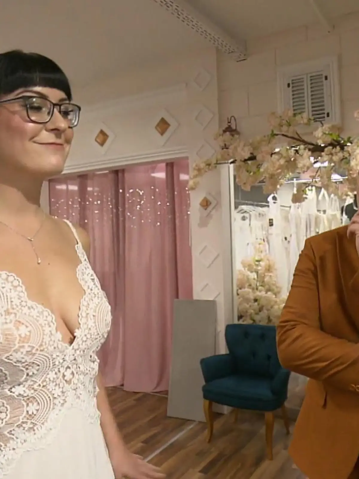 Bild zu: "Geht Julia ohne Brautkleid nach Hause?"