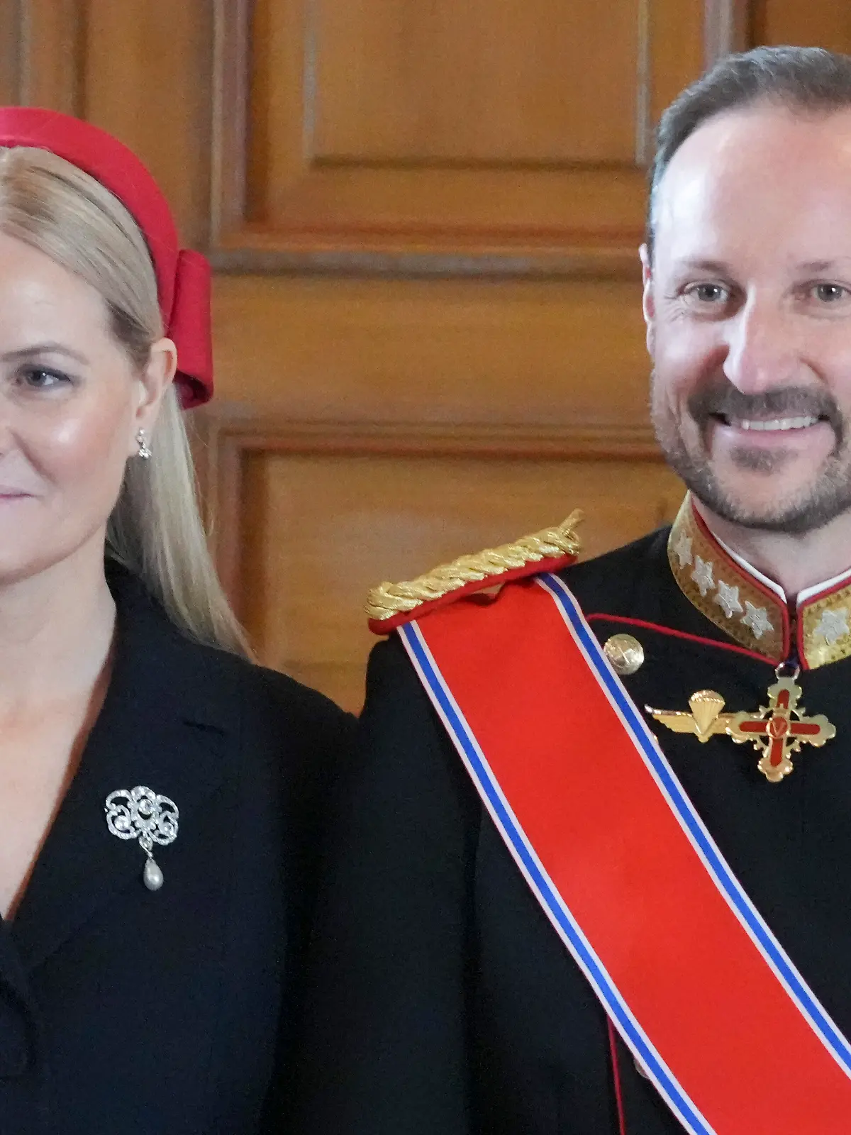 Kronprinz Haakon (r) von Norwegen und Kronprinzessin Mette-Marit begrüßen das belgische Königspaar im Vogelzimmer des Königlichen Palastes während des offiziellen Staatsbesuchs aus Belgien. +++ dpa-Bildfunk +++