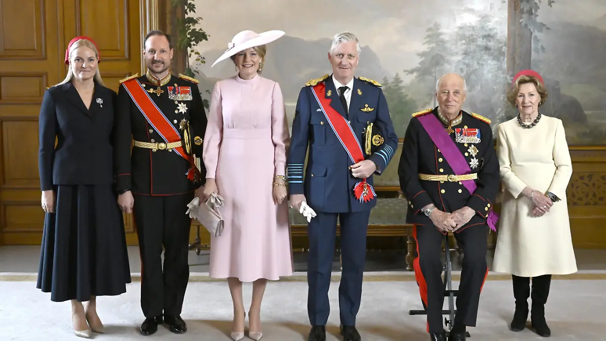 Official photo in the Birds Room of Princess Mette-Marit Tjessem H¿iby, Prince Haakon of Norway, Queen Mathilde of Belgium, King Philippe of Belgium, King Harald of Norway and Queen Sonja of Norway pictured during the official state visit in Norway of the Belgian Sovereins on March 24, 2026 in Oslo, Norway, 24/03/2026, on the first day of the official state visit of the Belgian royal couple to Norway, on Tuesday 24 March 2026. Belgian monarchs are on an official state visit to Norway from 24 to 26 March 2026. BELGA PHOTO POOL DIDIER LEBRUN