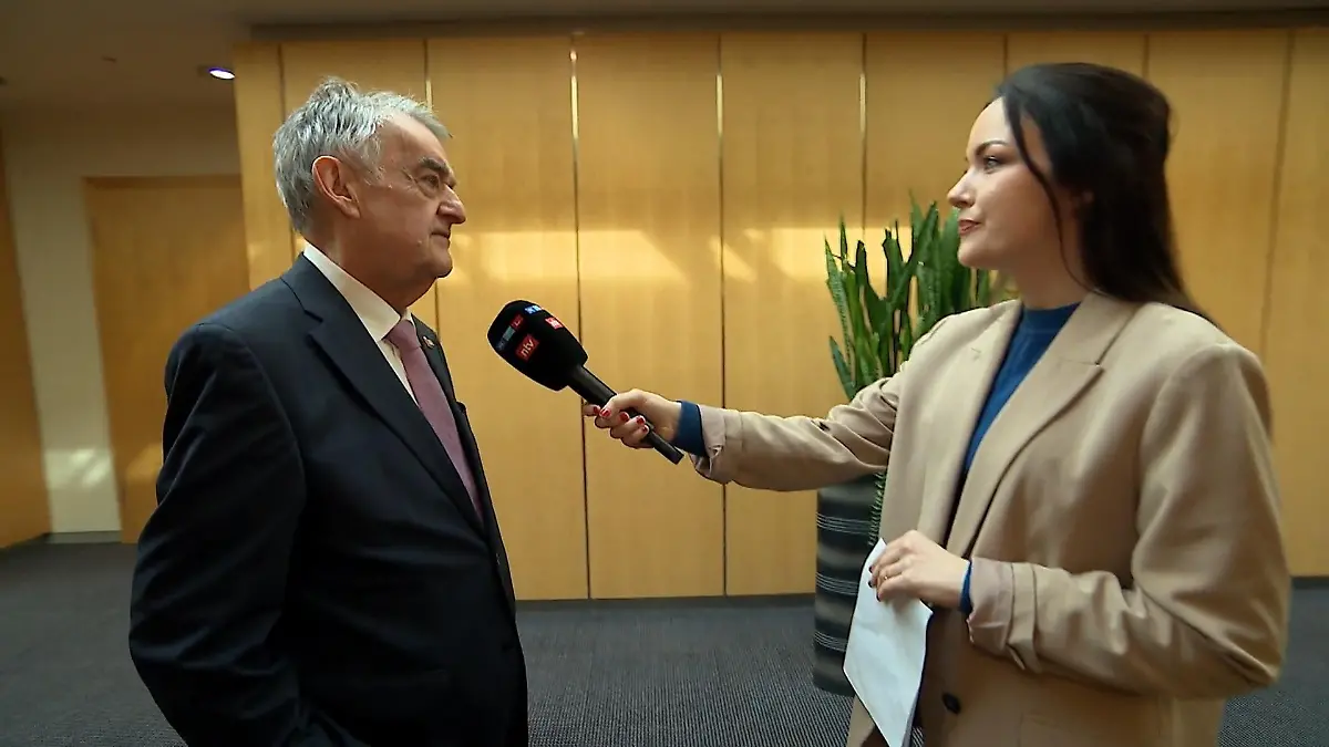 Interview mit NRW-Innenminister Herbert Reul (CDU) Online-Offensive gegen Extremismus