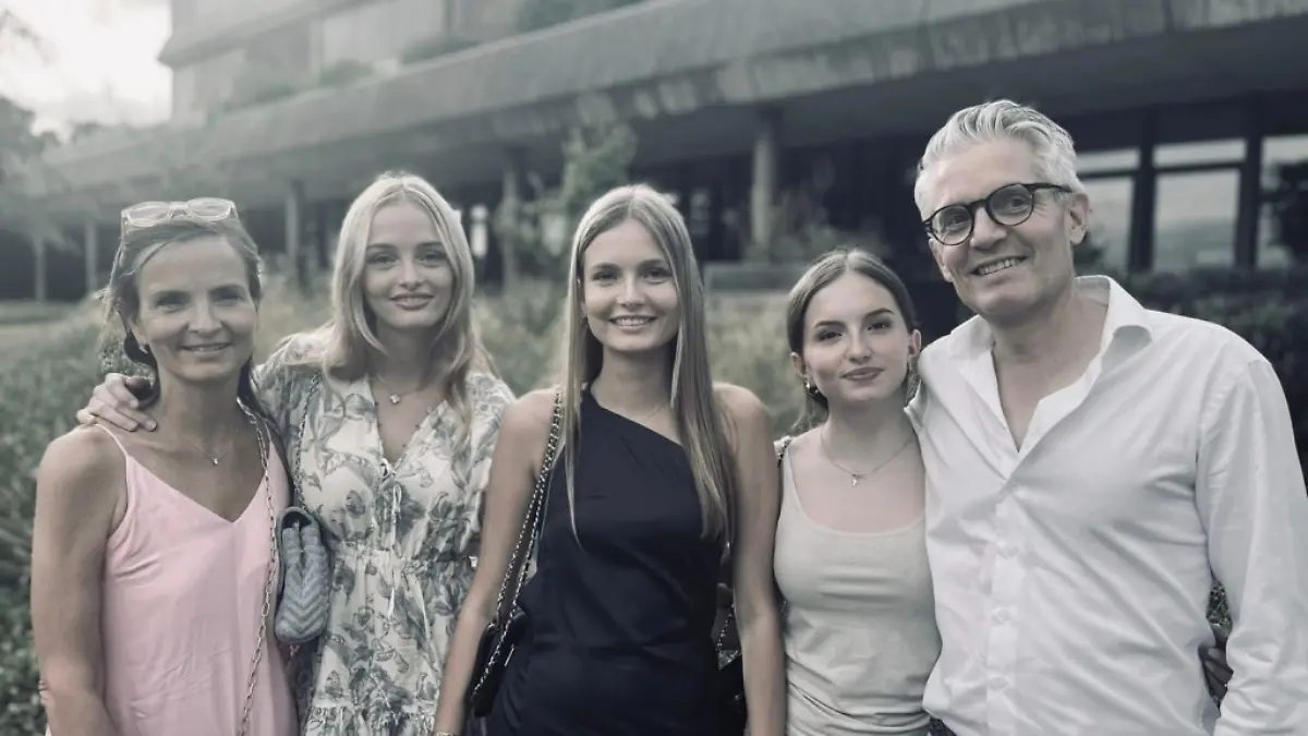 Mama Véronique, die Schwestern Mathilde und Inès und Papa Daniel halten in der schwersten Zeit ihres Lebens fest zusammen. Gemeinsam wollen sie mit der „Fondation Alix Perroud“ anderen Opfern der Tragödie Lichtblicke schenken.