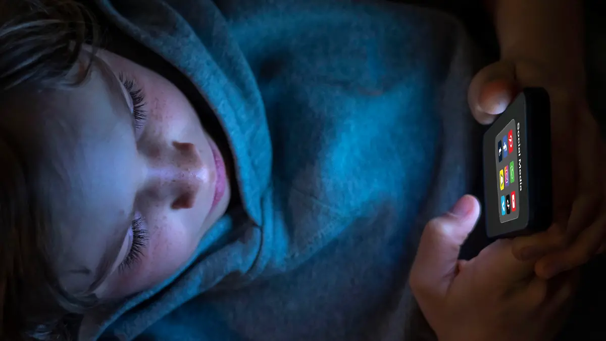 Symbolbild Social Media Nutzung von jungen Menschen, Kindern, Junge, 12 Jahre alt, Ordner mit diversen Social-Media-Plattformen auf dem Handy,