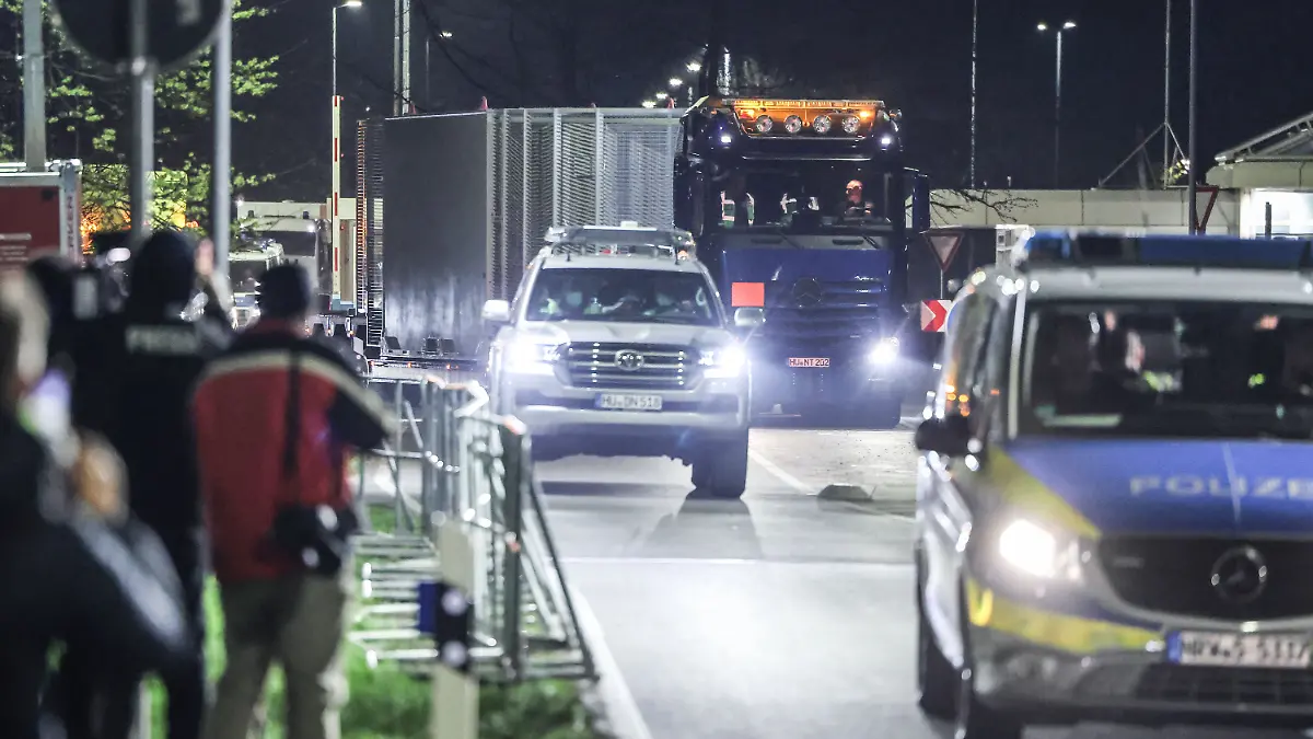 24.03.2026, Nordrhein-Westfalen, Jülich: Der Lkw mit dem Castor verlässt das Forschungszentrum Jülich. Castor-Transporte sind durch Nordrhein-Westfalen von Jülich nach Ahaus geplant. Foto: Oliver Berg/dpa +++ dpa-Bildfunk +++