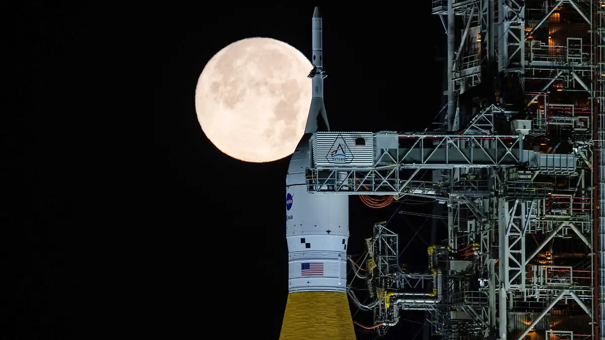 Der Vollmond scheint in den frühen Morgenstunden im Kennedy Space Center der Nasa in Florida über dem SLS ("Space Launch System") und dem Orion-Raumschiff der NASA, die sich auf der mobilen Trägerrakete «Artemis 2» befinden. (zu dpa: «Nasa baut Mondprogramm weiter um - Präsenz auf Dauer geplant») +++ dpa-Bildfunk +++