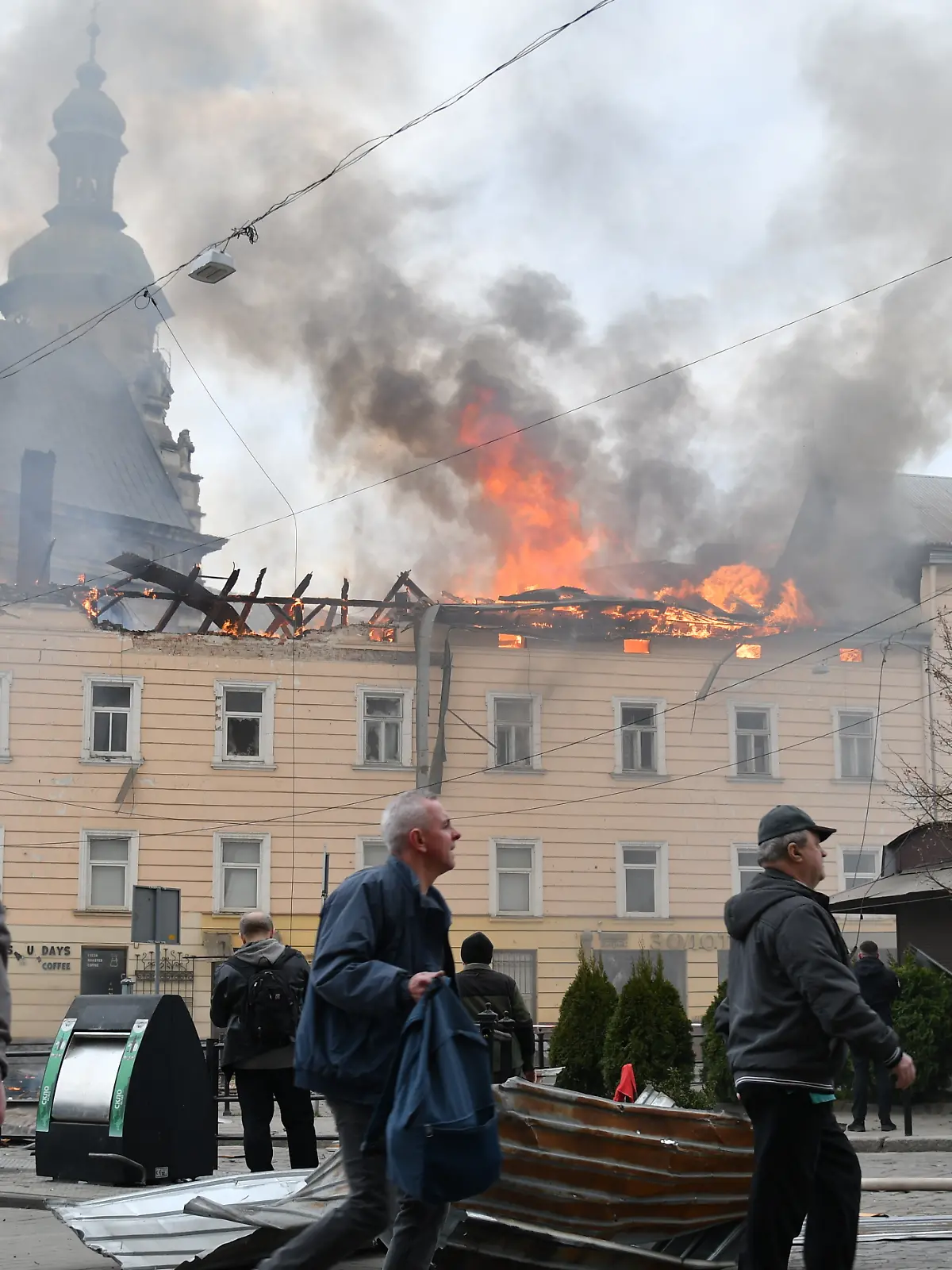 Nach dem russischen Drohnenangriff in Lwiw steigen Feuer und Rauch über dem Stadtzentrum auf. +++ dpa-Bildfunk +++
